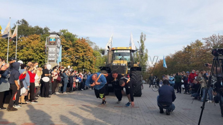 Украинские богатыри в посёлке под Мариуполем устроили силовое шоу