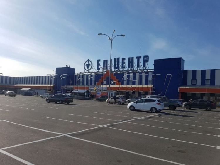 Крупнейший строительный гипермаркет в Мариуполе закрылся на карантин выходного дня. Как работают другие магазины?