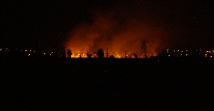На окраине Мариуполя горят поля (ФОТОФАКТ)