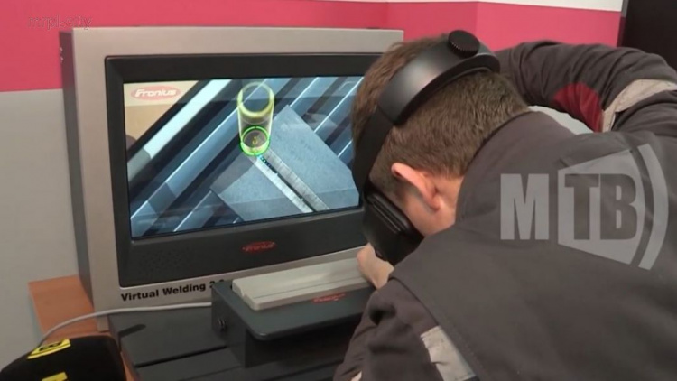 В Мариуполе электросварщиков обучают на тренажере виртуальной реальности (ФОТО)