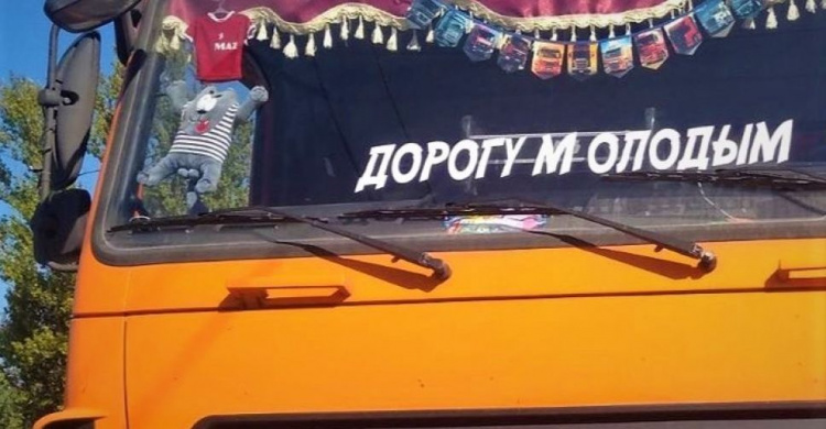 В Мариуполе грузовик с надписью «Дорогу молодым» протаранил легковушку