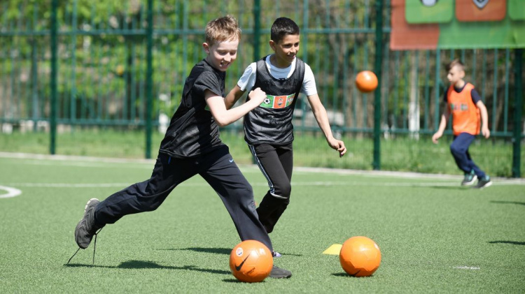 Футболисты «Шахтера» открыли в мариупольской школе новую спортплощадку (ФОТО)