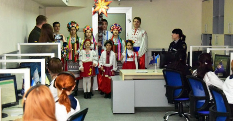 Школьники Мариуполя спели для полицейских «Щедрик» (ВИДЕО)