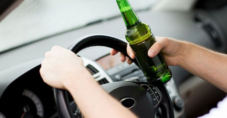 В Мариуполе водитель пил алкоголь на глазах патрульных