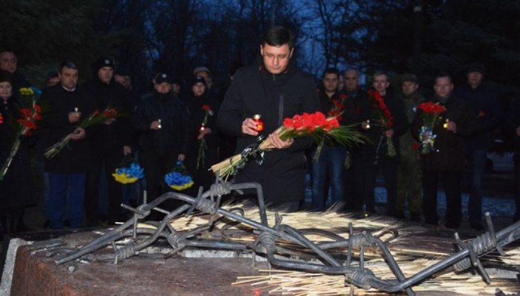 Мариупольцы минутой молчания почтили память жертв Голодомора (ФОТО)