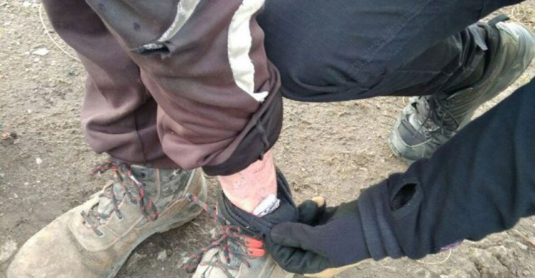 Прохожий в Мариуполе пытался спрятать в носке наркотики (ФОТО)