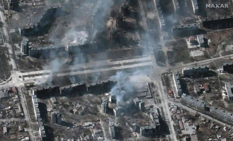 Опубликованы новые спутниковые снимки пылающего Мариуполя