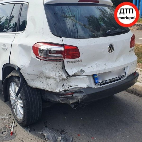 В Мариуполе легковушка «влетела» в припаркованный автомобиль: водителю стало плохо
