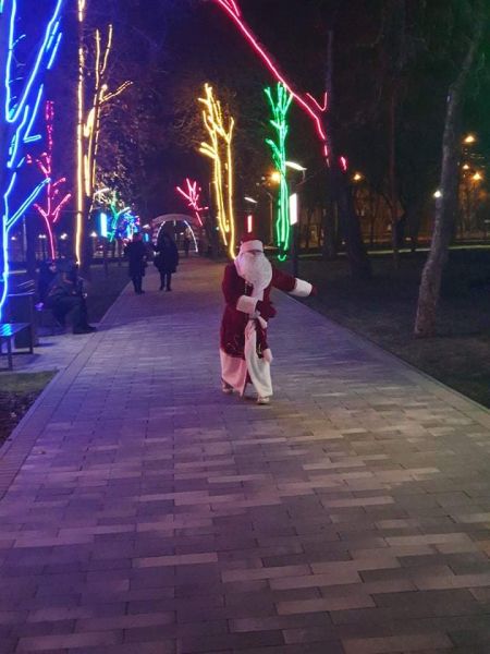 С благотворительной миссией: в Мариуполе появился «народный» Дед Мороз