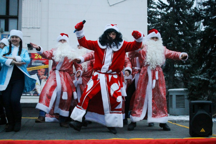 Мариупольские Деды Морозы и Снегурочки в батле раскалили атмосферу до предела