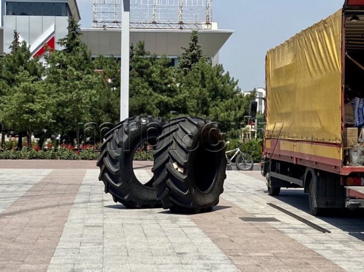 Площадь Свободы и Мира уже готовят к фестивалю в Мариуполе
