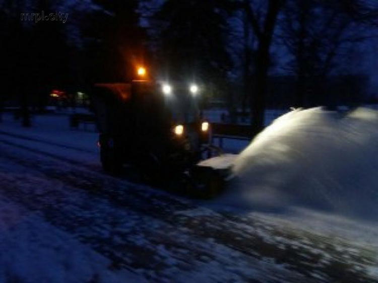 Мариуполь засыпало снегом: коммунальные службы вышли на снегоборьбу (ФОТО)