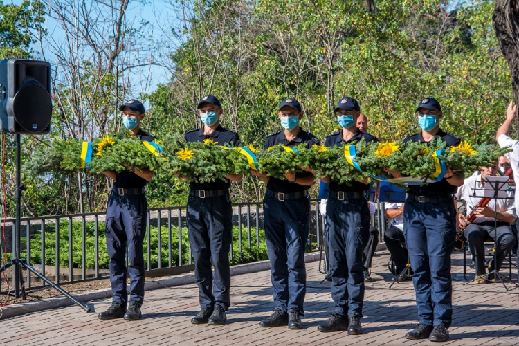 «Такие даты воспитывают будущее поколение»: в Мариуполе почтили память защитников Украины