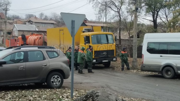 Ремонт по гарантии: в центре Мариуполя восстанавливают дорожное покрытие