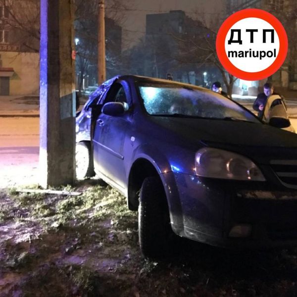 В Мариуполе нетрезвый водитель врезался в электроопору