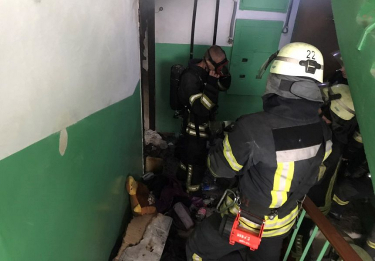 В Мариуполе случился пожар в пятиэтажке – погибла женщина (ФОТО)