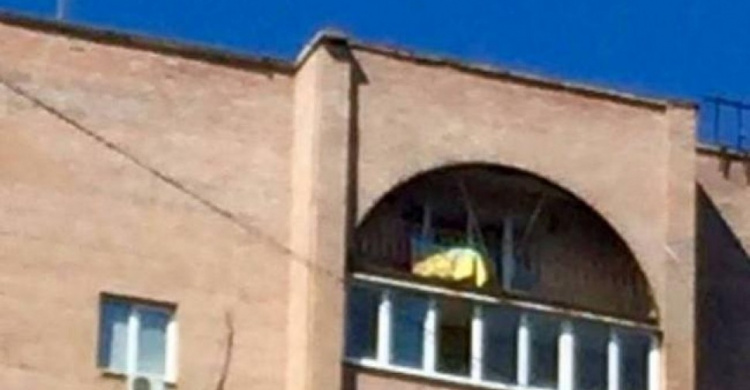Соцсети взорвало: На доме Моторолы в Донецке вывесили украинский флаг (ФОТО)