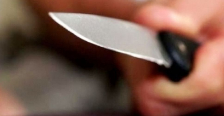 В Мариуполе мужчина ударил сожительницу ножом в грудь