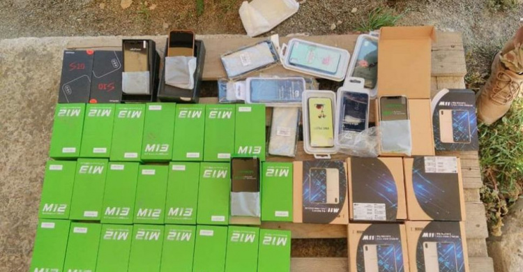 Вблизи Мариуполя остановили «заправленный» смартфонами автомобиль (ФОТО)