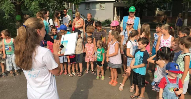 В Мариуполе накануне Дня металлурга дети тестировали новые качели и получали призы (ФОТО)