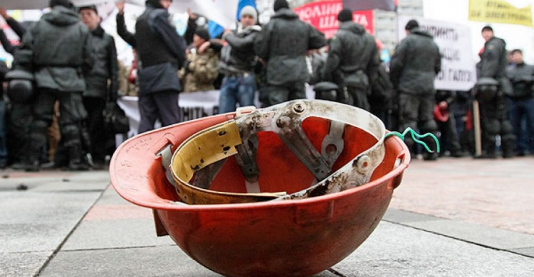 В нескольких городах Донбасса страйкуют шахтеры