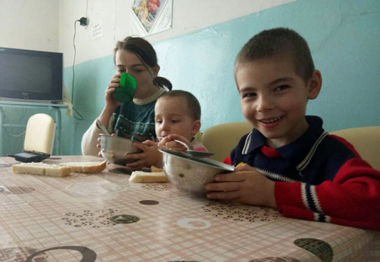 В Донецкой области пятилетний мальчик выпрашивал еду у незнакомых людей (ФОТО)