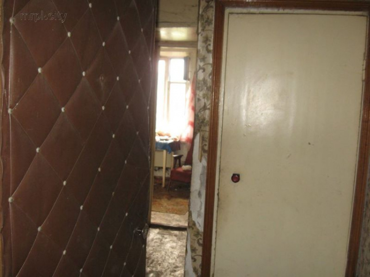 Костры на полу квартиры: в Мариуполе бомжи «приватизировали» чужое жилье (ФОТО)