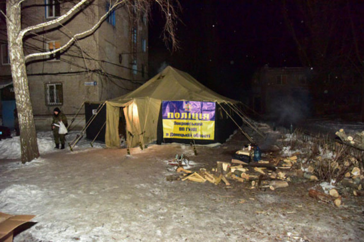 Полицейские Донецкой области в Авдеевке эвакуировали жильцов из горящего дома
