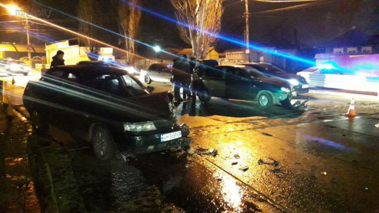 Авария на «встречке»: в ДТП в центре Мариуполя пострадали два водителя (ФОТО)