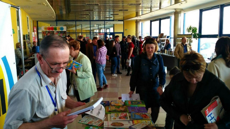 «Книжная толока» в Мариуполе: как проходит первый день литературного фестиваля (ФОТО+ВИДЕО)