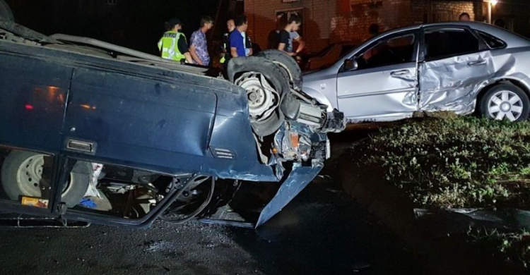 В Мариуполе легковушка врезалась в припаркованный автомобиль: пострадали шесть человек (ФОТО)
