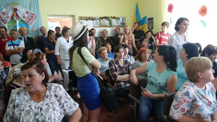 Жители Покровского пришли в сельский совет отстаивать свое право войти в состав Мариупольской ОТГ (ФОТО)