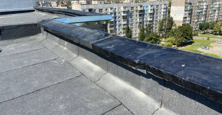 Бойченко проверил, как выглядит крыша мариупольской многоэтажки после сильного дождя