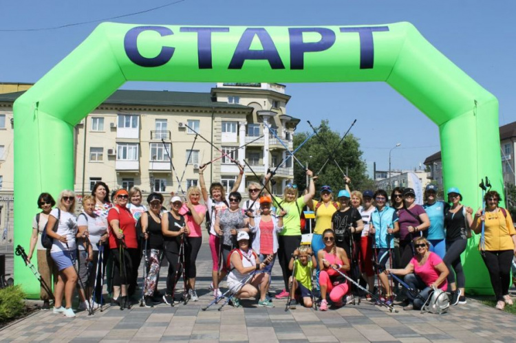 Более 100 мариупольцев установили рекорд Украины по скандинавской ходьбе