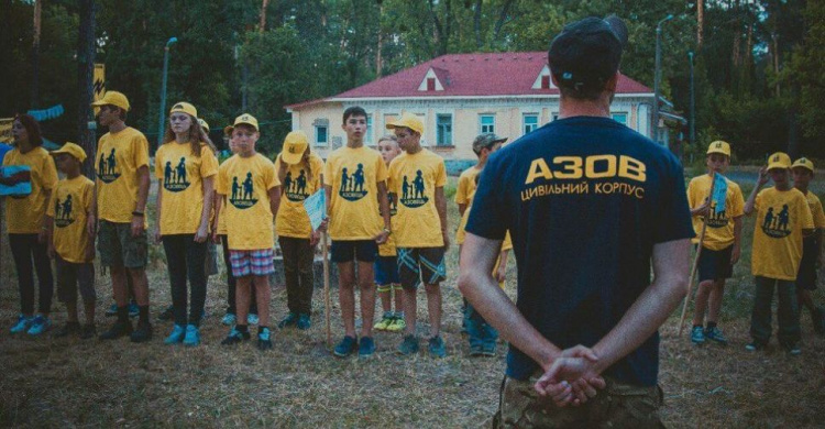 В военизированном лагере под Мариуполем подростки научатся выживать и обращаться с оружием