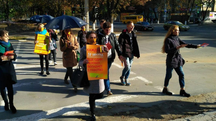 По центру Мариуполя прошел марш против торговли людьми (ФОТО+ВИДЕО)