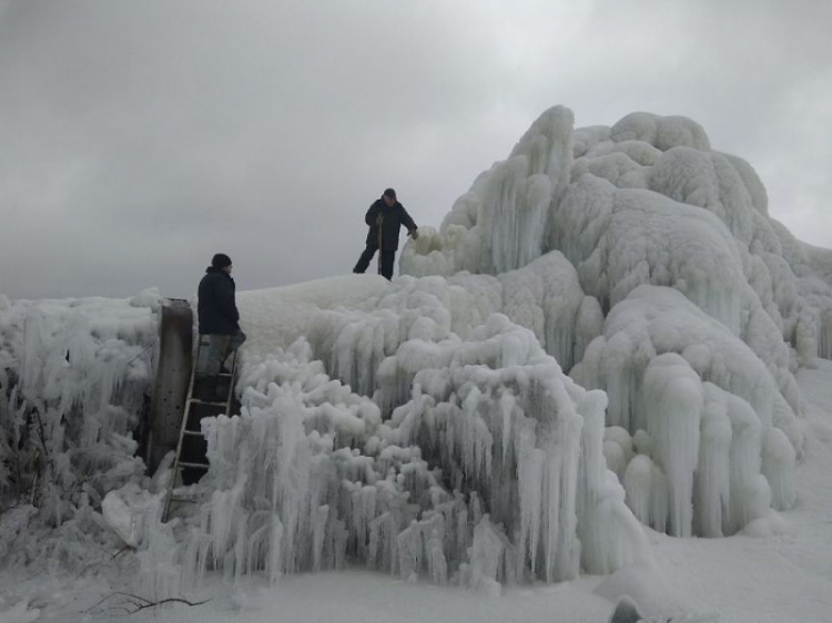 Ледяной «дворец» вырос на месте магистрального водовода на Донбассе (ФОТО)
