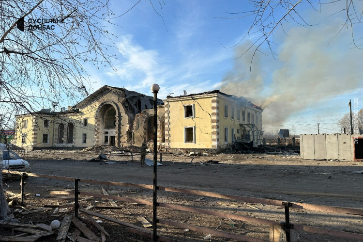 Окупанти масовано обстріляли Костянтинівку: зруйновано залізничний вокзал, поранено людину