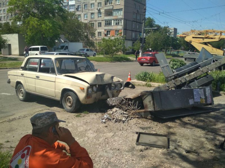 В Мариуполе ВАЗ врезался в столб – есть пострадавшие (ФОТО)