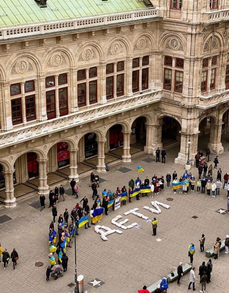 Около здания оперы Вены выложили надпись «Дети» в память о жертвах в Мариуполе