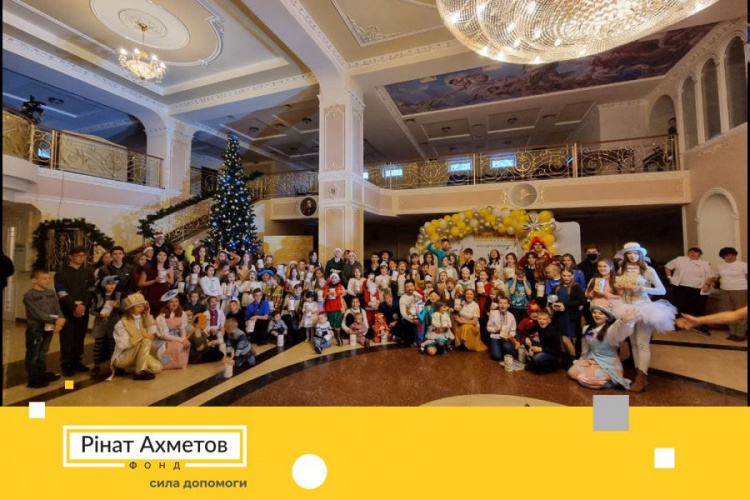 Более 100 тысяч детей получили подарки от самого известного благотворителя Украины