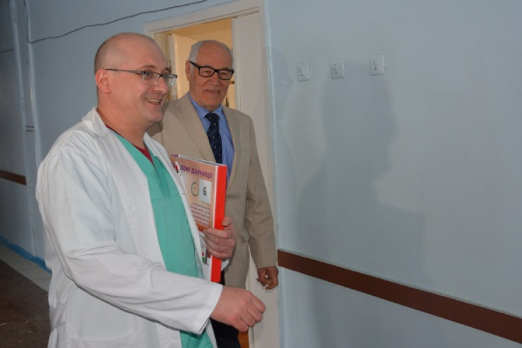 Ведущие украинские врачи осмотрели пациентов в Мариуполе (ФОТО)