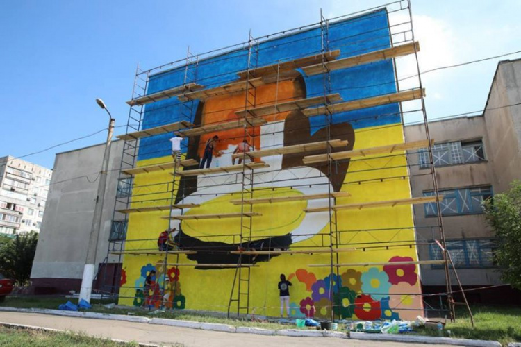 Художник из Японии разрисовывает школу в Мариуполе (ФОТО)