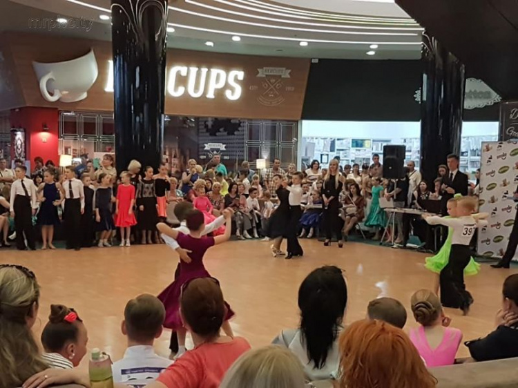 Более 600 детей в Мариуполе кружили в европейских танцах (ФОТОФАКТ)