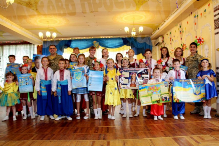 Военные подарили детям в Приазовье украинскую символику (ФОТО)