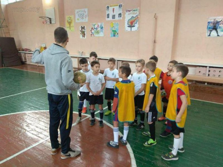 Мариуполец по собственной инициативе собрал и три года тренирует детскую футбольную команду  (ФОТО+ВИДЕО)