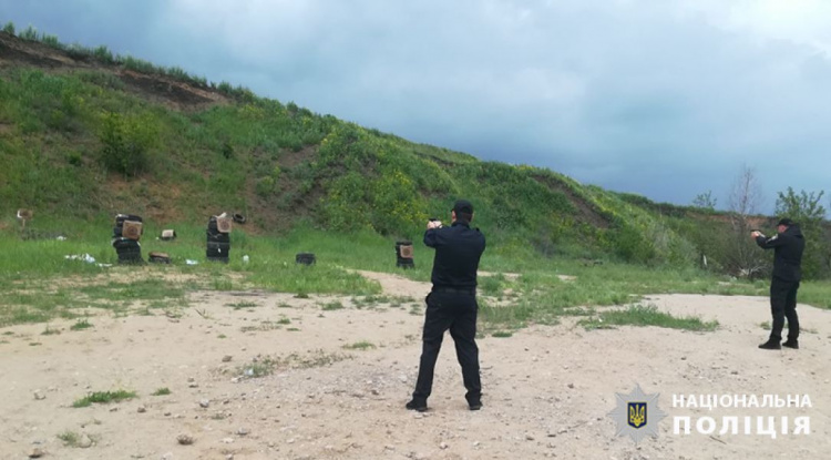 Полицейские Мариуполя в полевых условиях отработали тактику ведения боя (ФОТО)