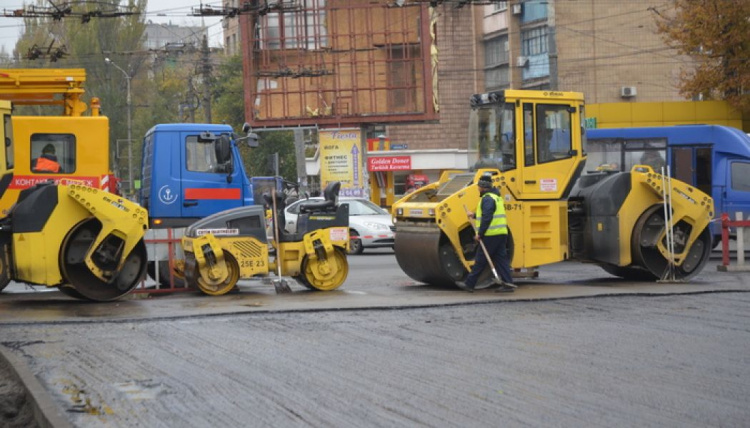 На перекрытом участке в центре Мариуполя начали замену асфальта (ФОТО)