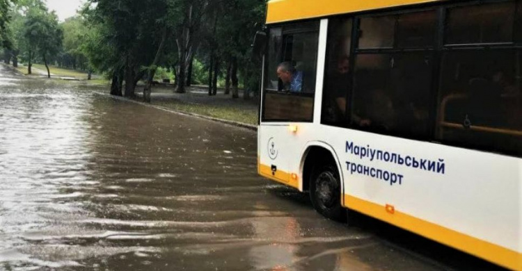 Ливень затопил мариупольские дороги. На каких участках не ходит транспорт?