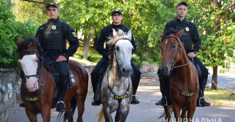 Конные, пешие, вело- и мотопатрули: в Мариуполе и курортных поселках заработает туристическая полиция